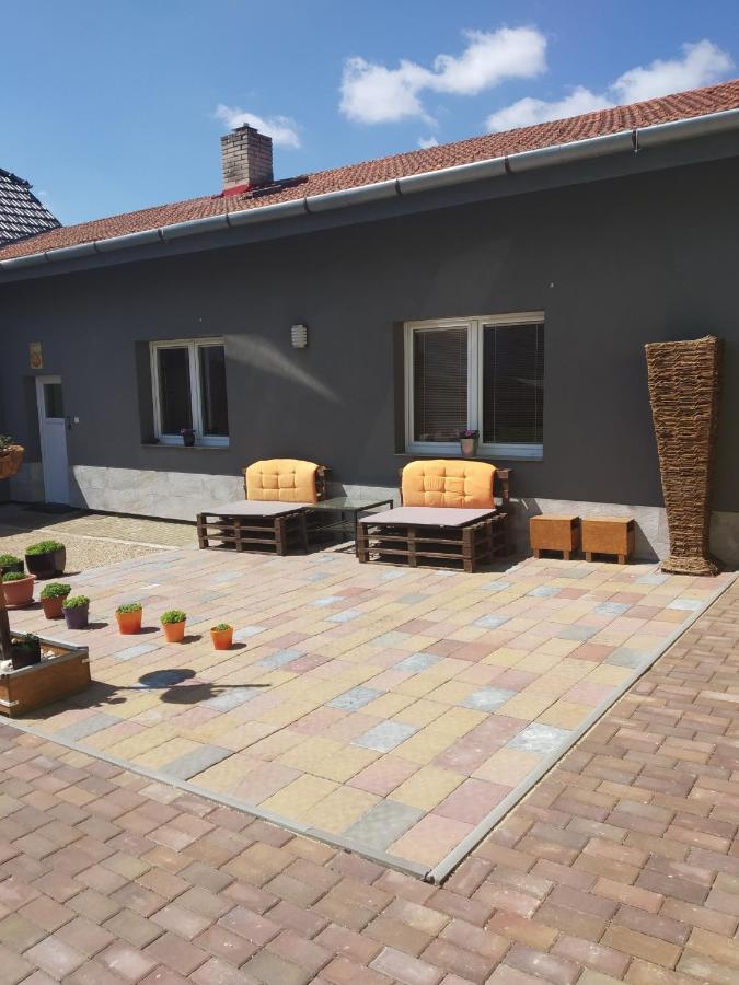 Apartman Blizko Brna S Dobovymi Dekoracemi Apartment Melcany Luaran gambar