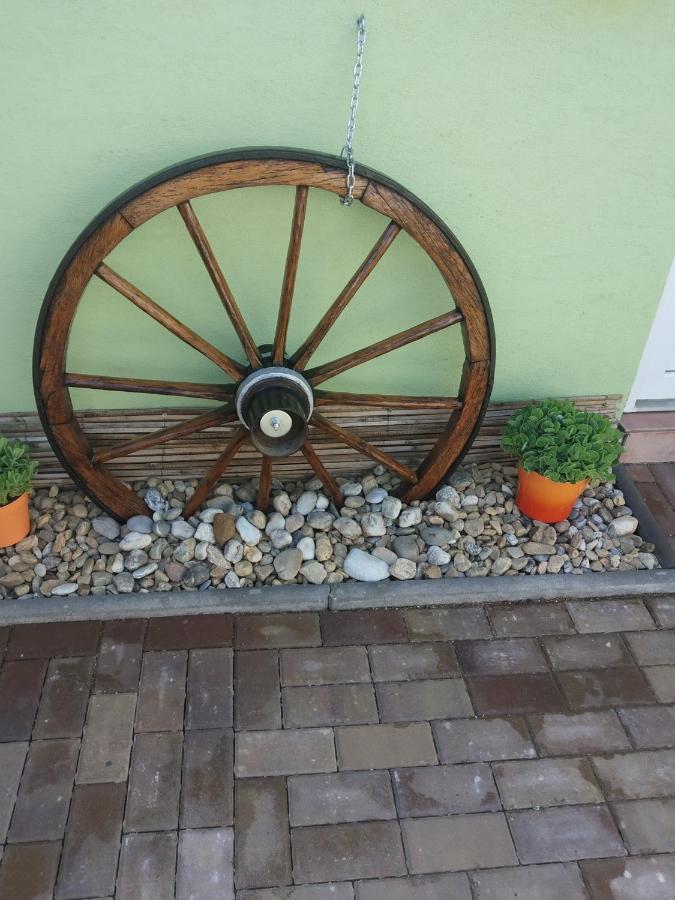 Apartman Blizko Brna S Dobovymi Dekoracemi Apartment Melcany Luaran gambar