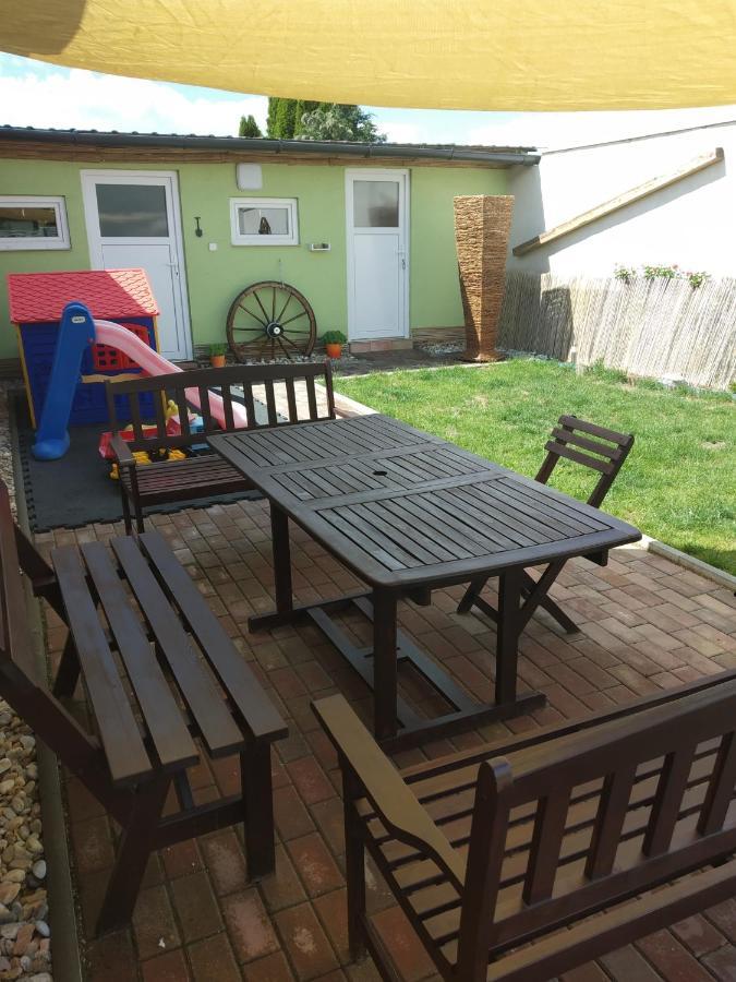 Apartman Blizko Brna S Dobovymi Dekoracemi Apartment Melcany Luaran gambar