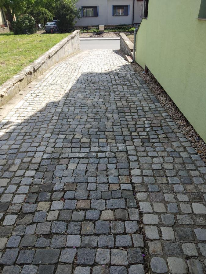 Apartman Blizko Brna S Dobovymi Dekoracemi Apartment Melcany Luaran gambar