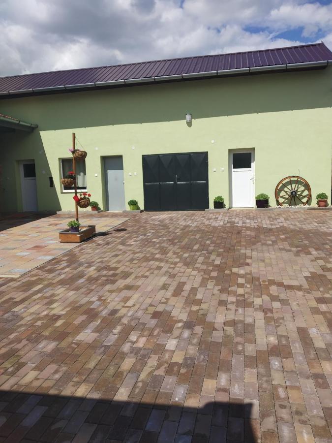 Apartman Blizko Brna S Dobovymi Dekoracemi Apartment Melcany Luaran gambar