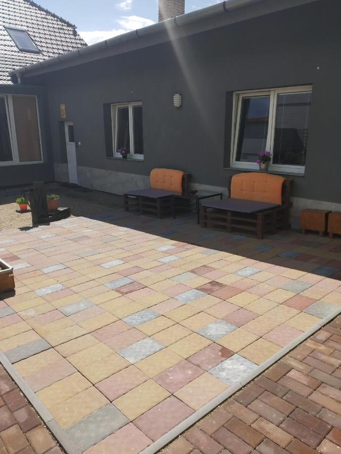 Apartman Blizko Brna S Dobovymi Dekoracemi Apartment Melcany Luaran gambar