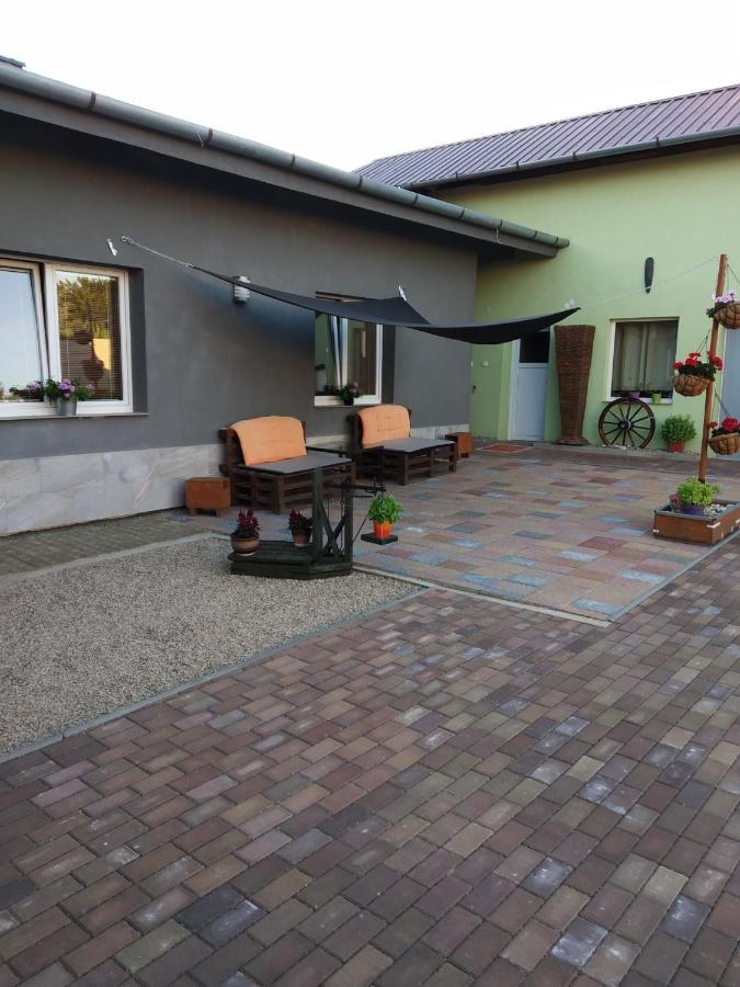 Apartman Blizko Brna S Dobovymi Dekoracemi Apartment Melcany Luaran gambar