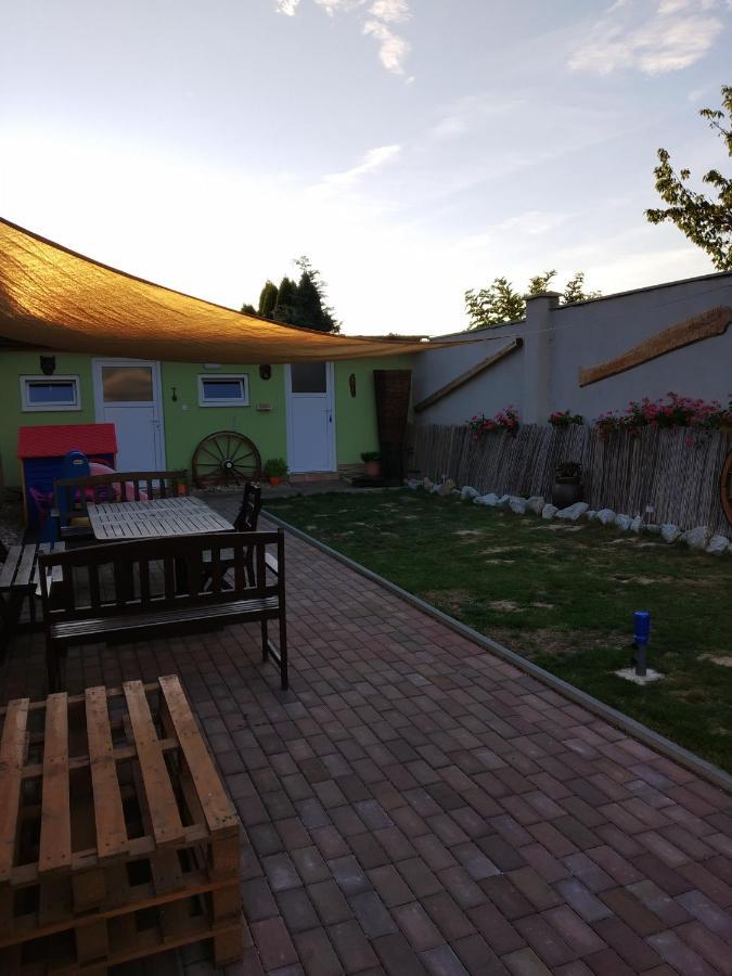 Apartman Blizko Brna S Dobovymi Dekoracemi Apartment Melcany Luaran gambar