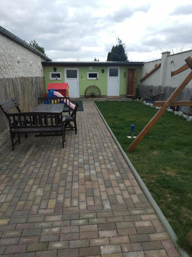 Apartman Blizko Brna S Dobovymi Dekoracemi Apartment Melcany Luaran gambar