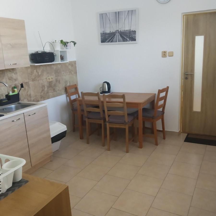 Apartman Blizko Brna S Dobovymi Dekoracemi Apartment Melcany Luaran gambar